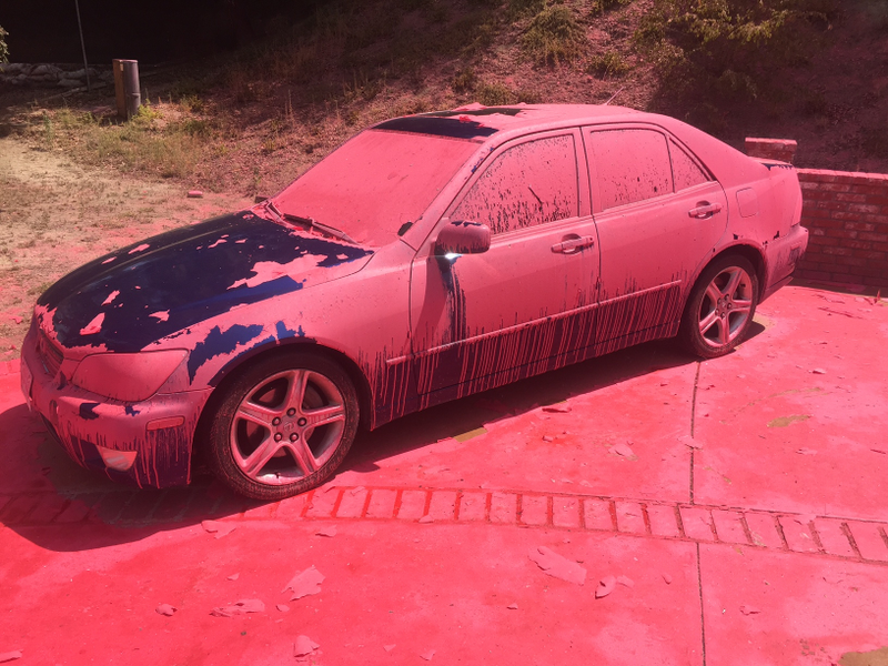 A car covered in aerially-applied fire retardant remains parked in Ruthspring Dr., in Santa Clarita, Calif., on Sunday, July 24, 2016. (Image: Associated Press)